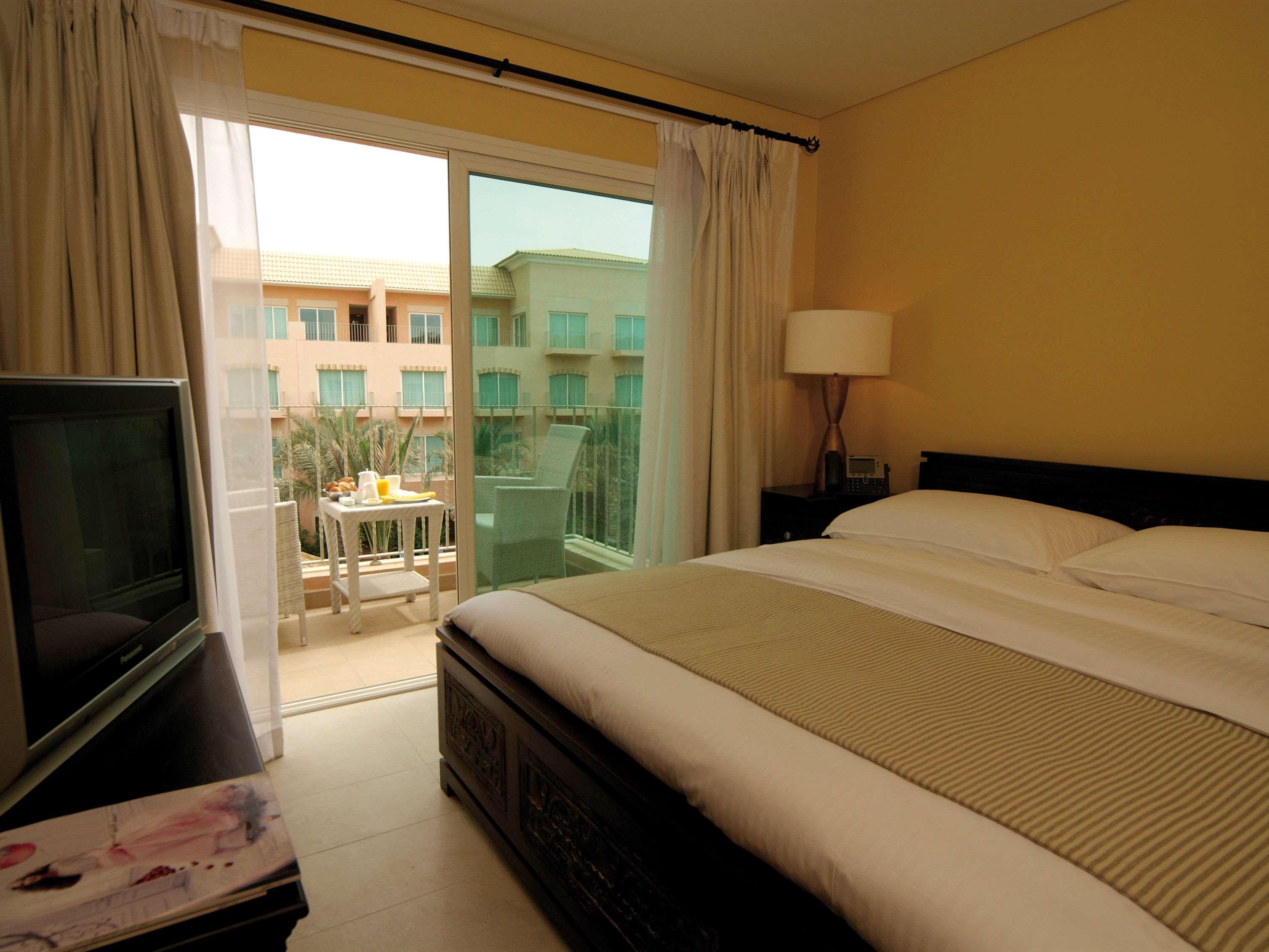 Moevenpick Hotel & Resort Al Bida'A Salmiya Zewnętrze zdjęcie A bedroom at the hotel