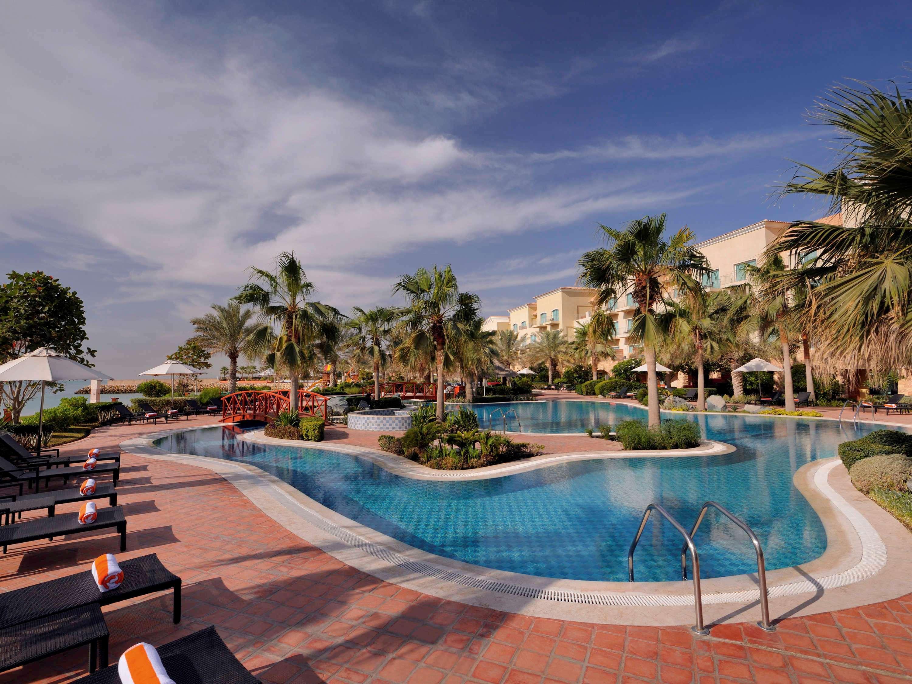 Moevenpick Hotel & Resort Al Bida'A Salmiya Zewnętrze zdjęcie The swimming pool at Jumeirah Creekside