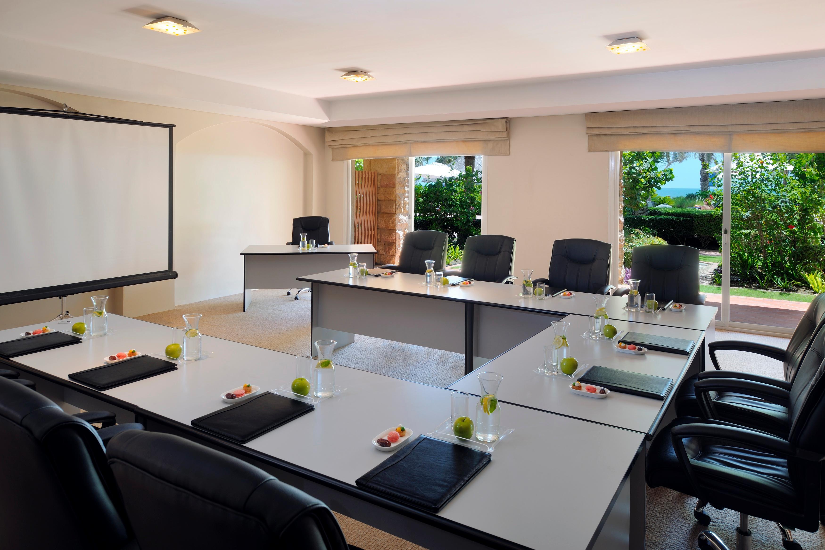 Moevenpick Hotel & Resort Al Bida'A Salmiya Zewnętrze zdjęcie Meeting room at the hotel