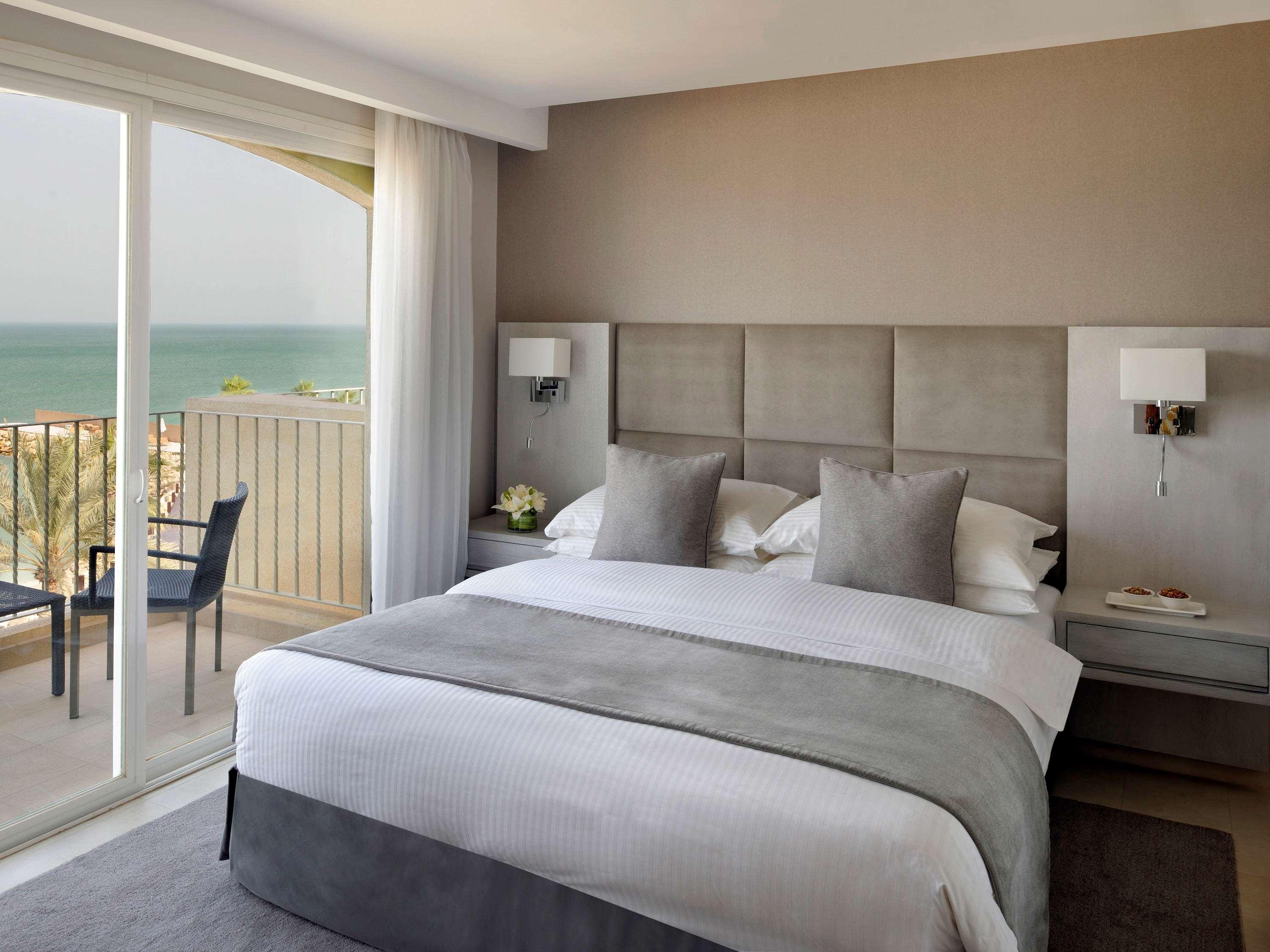 Moevenpick Hotel & Resort Al Bida'A Salmiya Zewnętrze zdjęcie A bedroom at the Hilton Tel Aviv