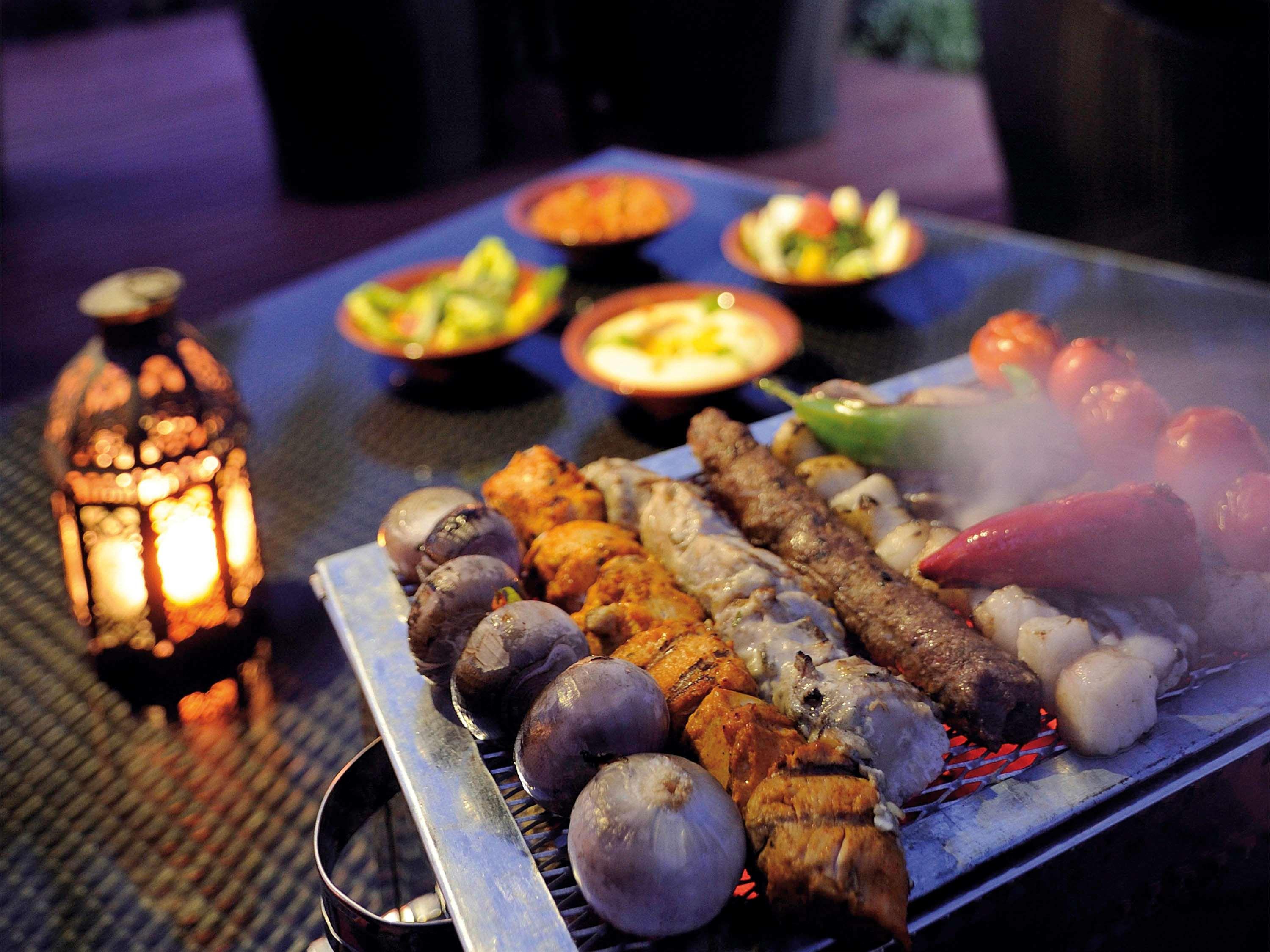 Moevenpick Hotel & Resort Al Bida'A Salmiya Zewnętrze zdjęcie A selection of kebabs