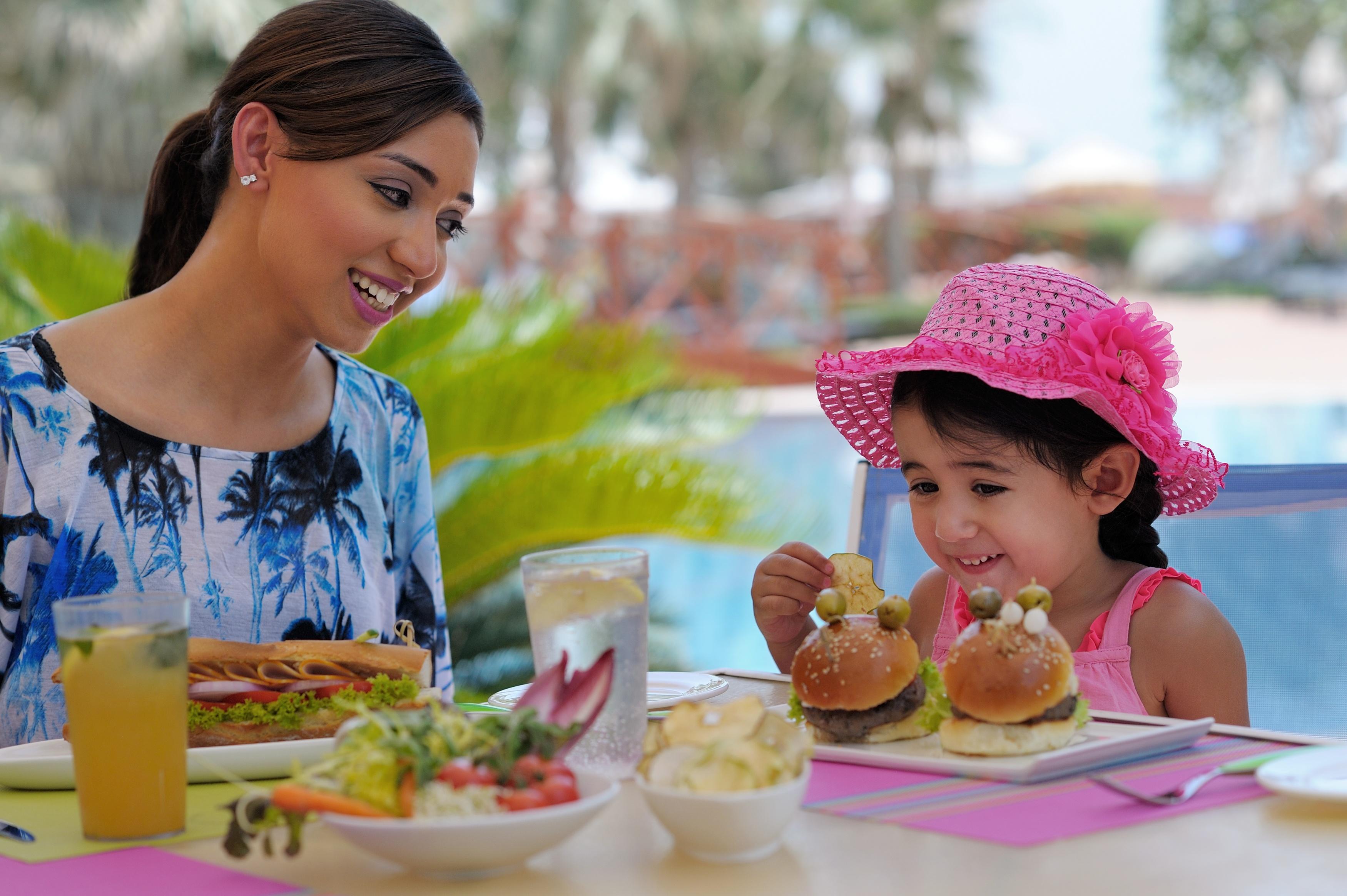 Moevenpick Hotel & Resort Al Bida'A Salmiya Zewnętrze zdjęcie A mother and daughter eating lunch