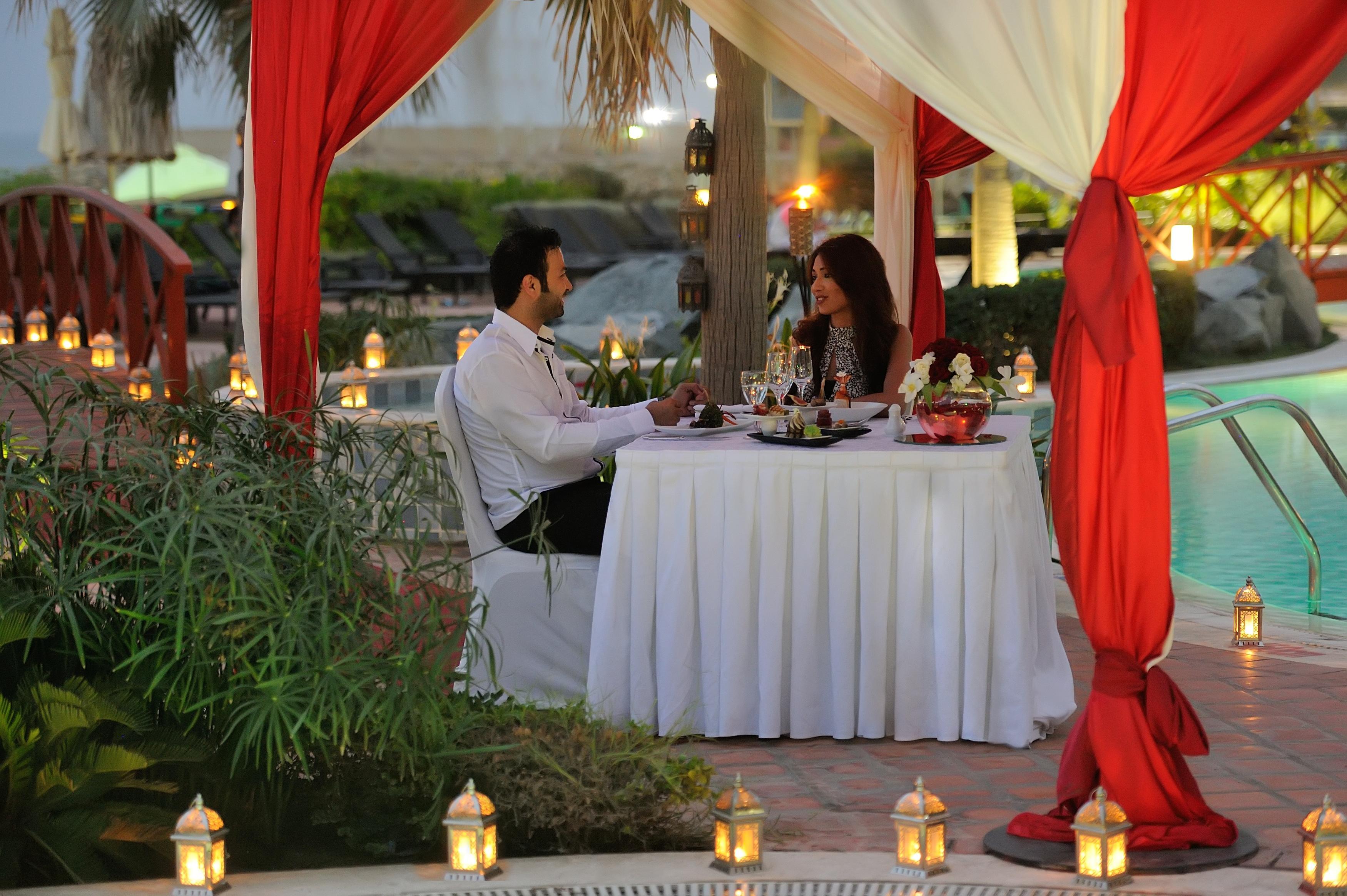 Moevenpick Hotel & Resort Al Bida'A Salmiya Zewnętrze zdjęcie A couple dining at the resort