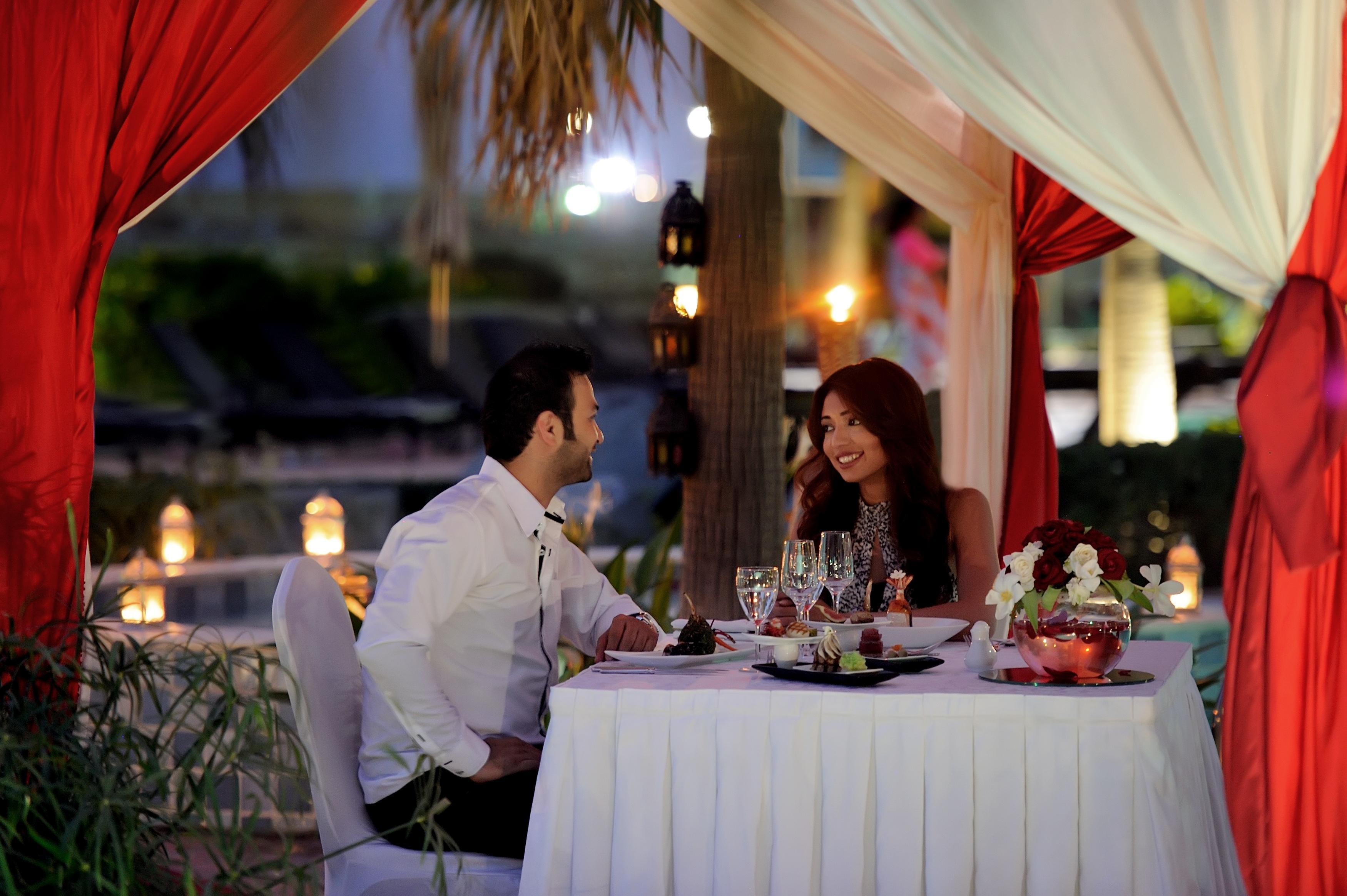 Moevenpick Hotel & Resort Al Bida'A Salmiya Zewnętrze zdjęcie A couple dining at a restaurant